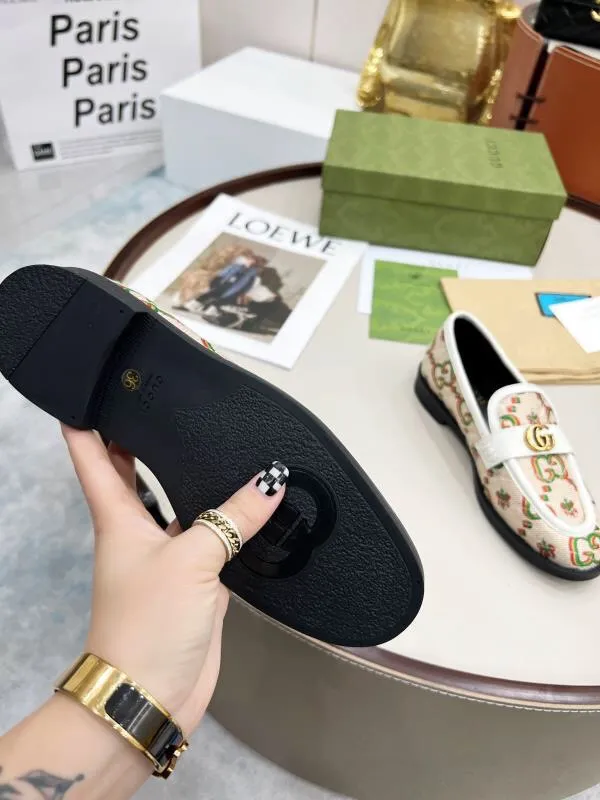 👟👟Ex-factory price 440👟👟 2022 new G family classic design loafers, made of V-shaped quilted effect leather, double G monogram evolved from Gucci, calf leather, mixed sheepskin lining, heel height 1.5 cm, original molded wear-resistant Tpu outsole. Code number 35-42,